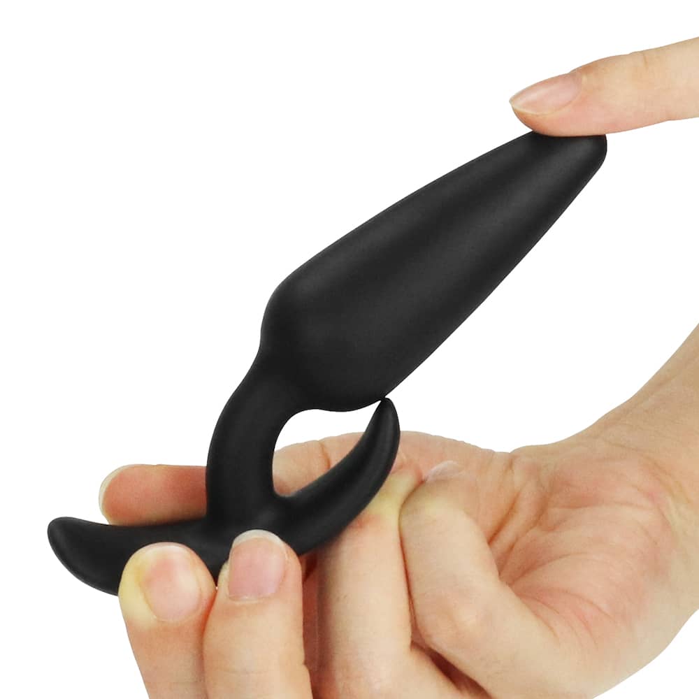 The black lure me classic anal plug s bends ultra softly
