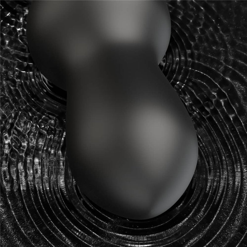 The 7 inches king sized vibrating anal rammer is vibrating in the water