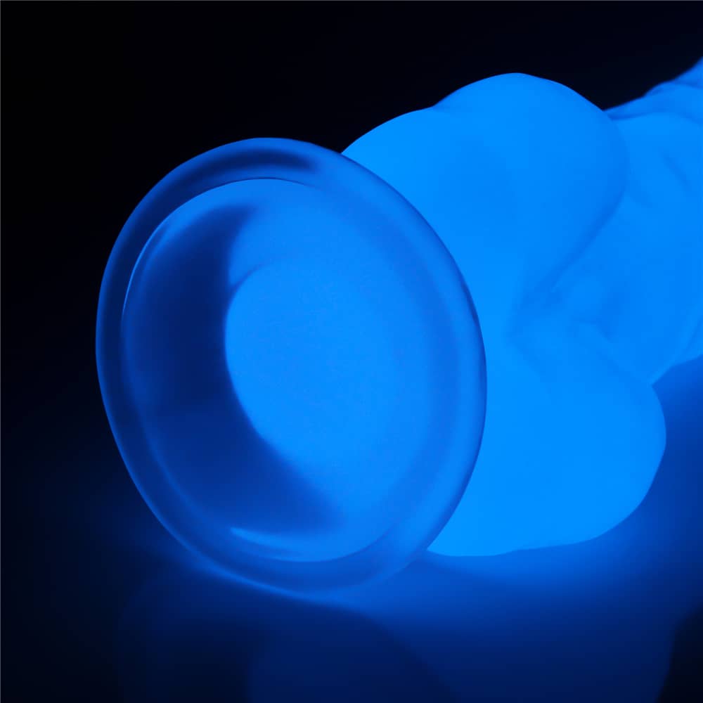 The powerful suction cup of the 8.5 inhces lumino play dildo