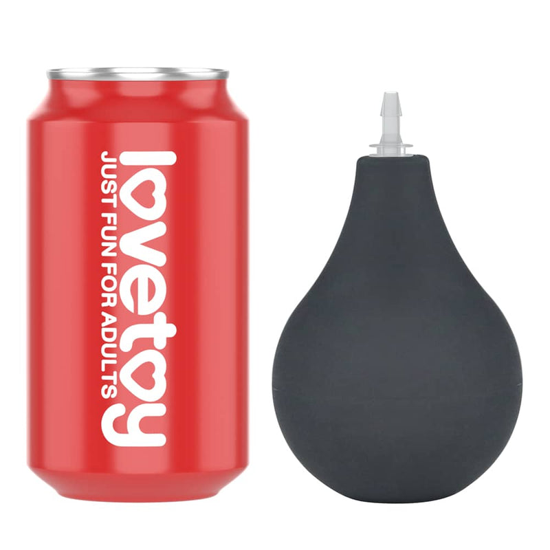 Comparison between the enema bulb of the 9 inches squirt extreme dildo black and beverage cans