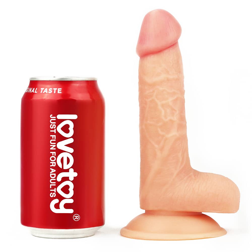 Comparison between the dildo of the 7 inches dildo easy strapon set  and beverage cans