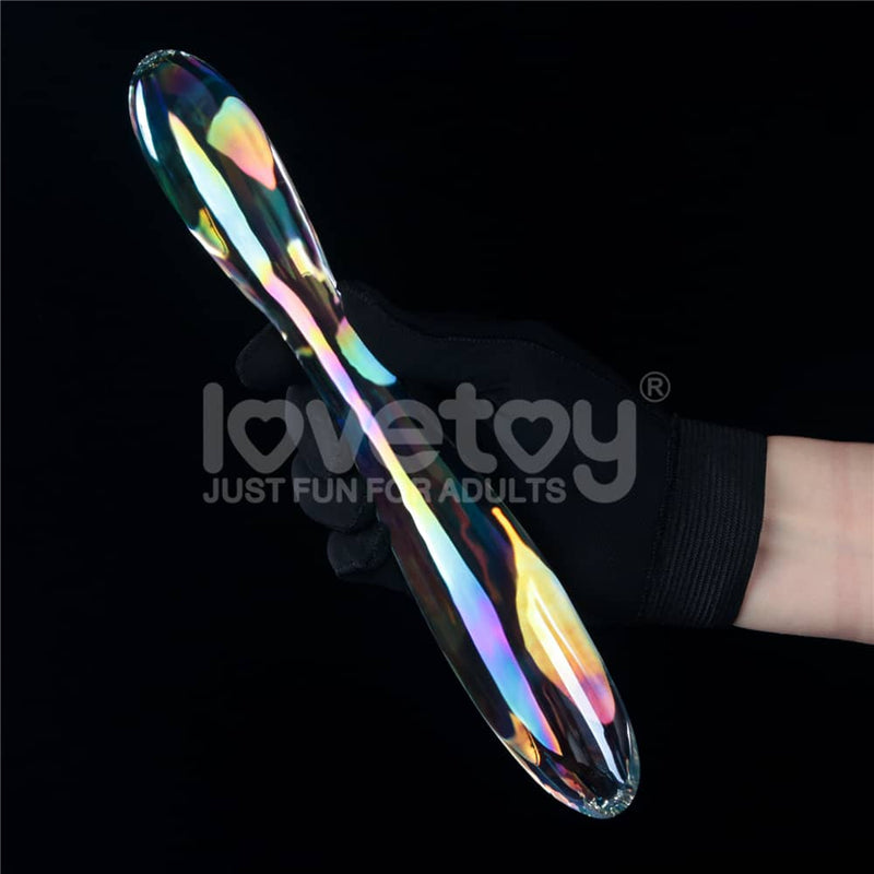 A man holds the twilight gleam glass double head dildo 